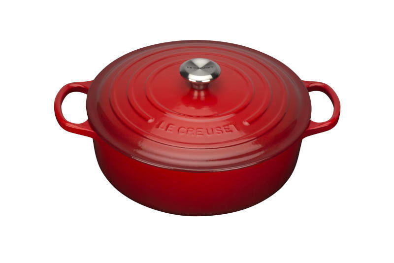 LE CREUSET Gourmet-Bräter 30cm Kirschrot SIGNATURE Roter Gourmet Bräter mit Deckel und Griffen, seitliche Perspektive