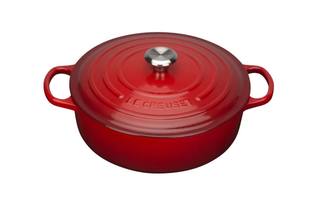 Roter Gourmet Bräter mit Deckel und Griffen, seitliche Perspektive
