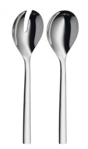 Zwei glänzende Salatbesteckteile aus Edelstahl, frontal abgebildet. Links ein Löffel mit Schlitz, rechts ein normaler Löffel.