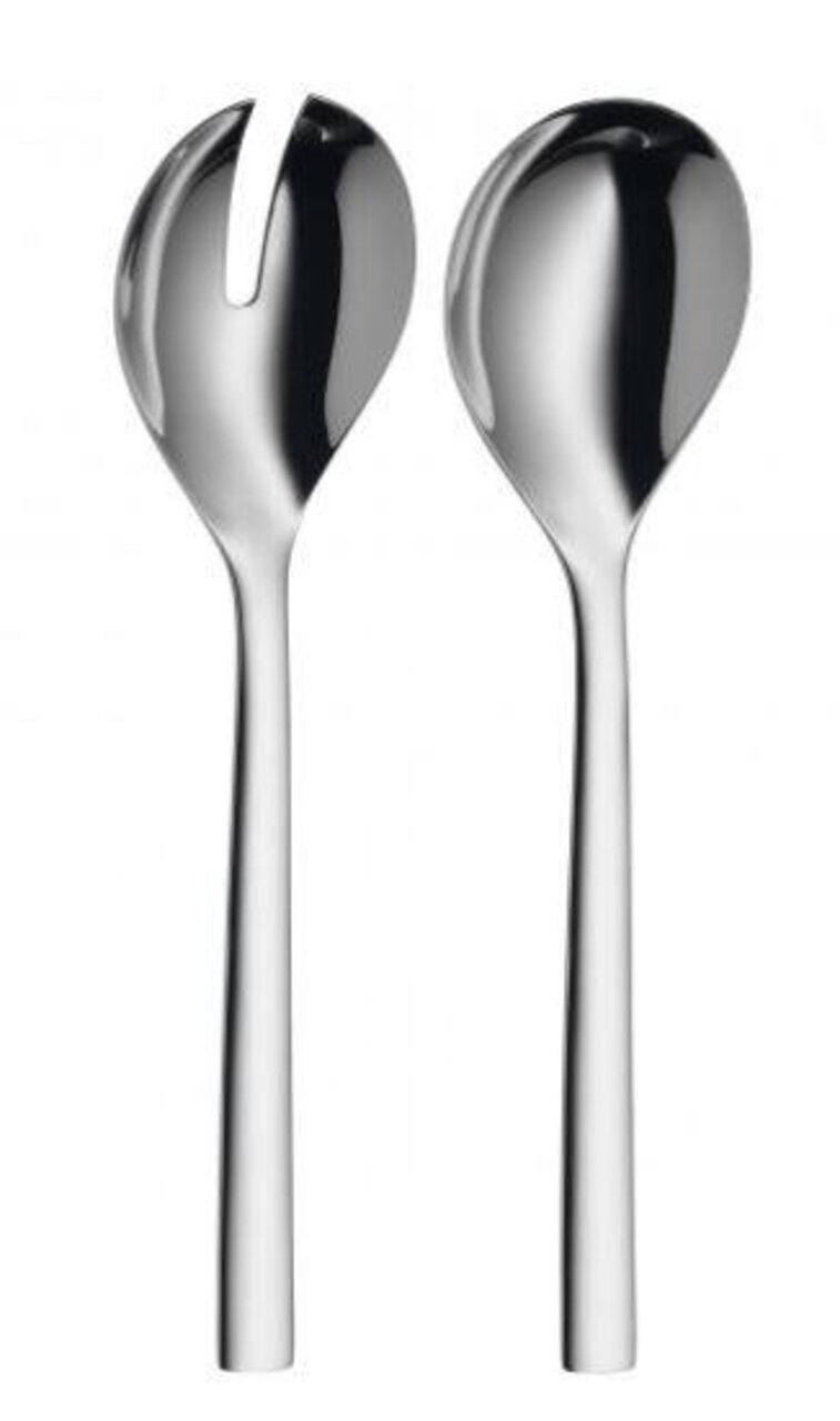 Zwei glänzende Salatbesteckteile aus Edelstahl, frontal abgebildet. Links ein Löffel mit Schlitz, rechts ein normaler Löffel.