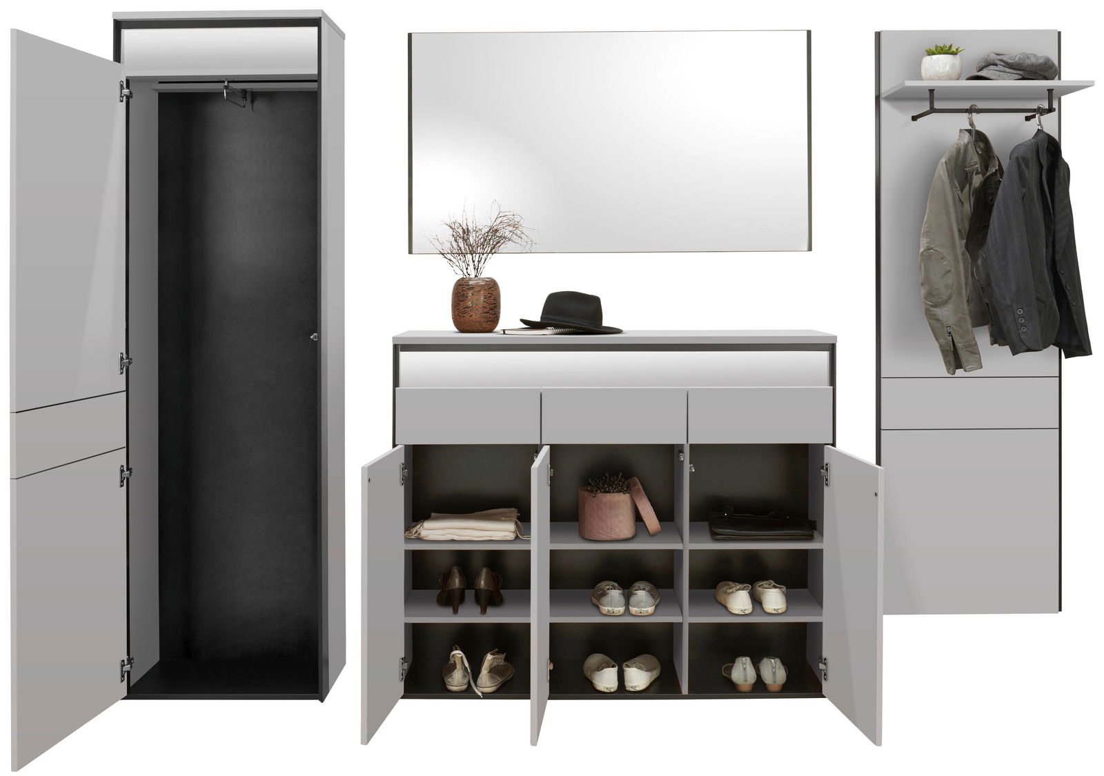 Garderoben-Set bestehend aus einem offenen Kleiderschrank, einem Spiegel, einem Schuhschrank mit offenen Türen und einer Garderobenleiste mit Haken, frontal betrachtet.