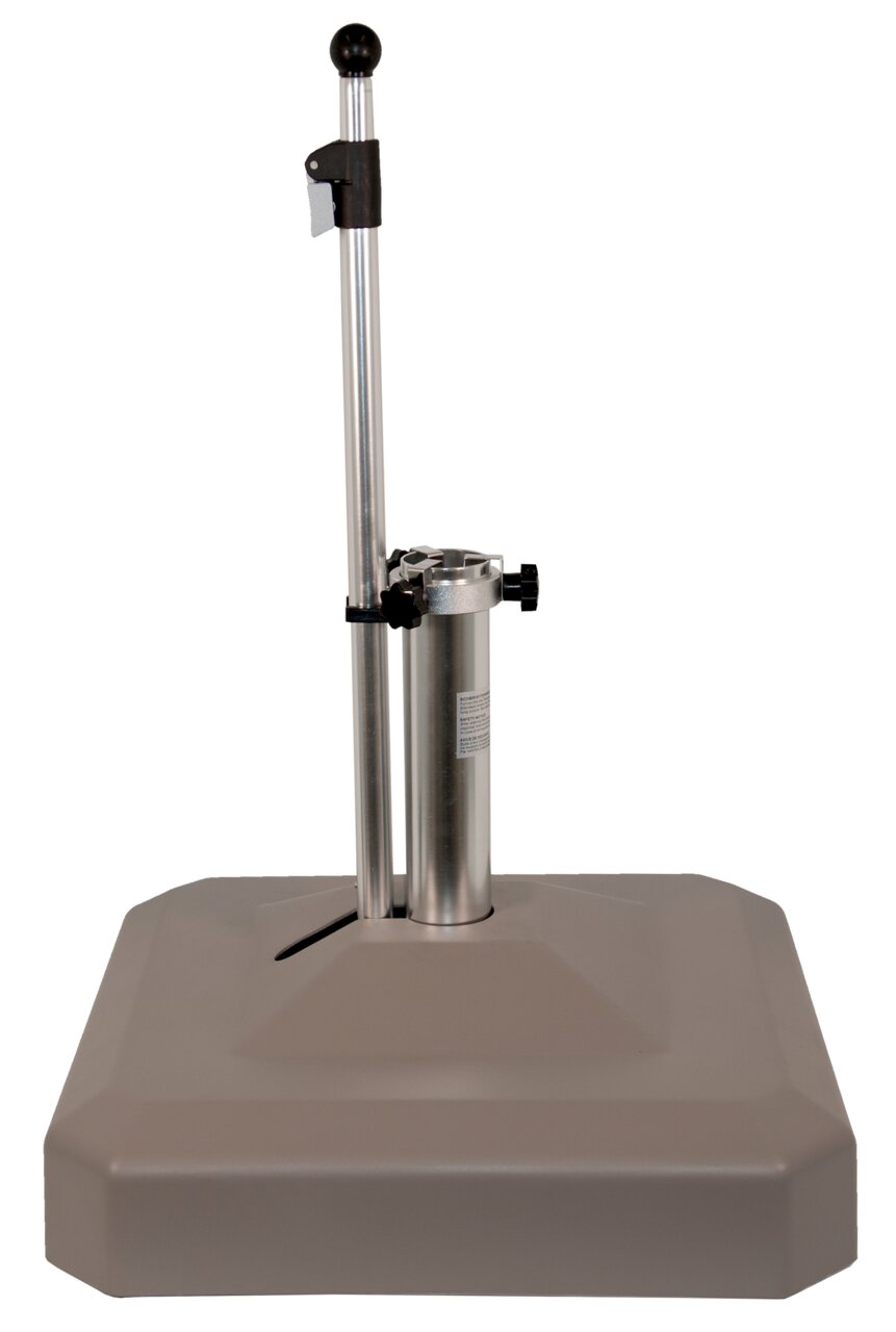 Schirmständer aus Metall mit quadratischem Sockel, seitliche Perspektive