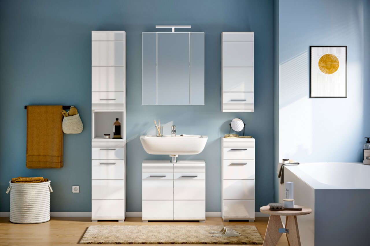 Moderne Badezimmermöbelkombination in Weiß mit Hochschrank, Spiegelschrank, Waschbeckenunterschrank und Hängeschrank, frontal betrachtet.