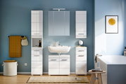 Moderne Badezimmermöbelkombination in Weiß mit Hochschrank, Spiegelschrank, Waschbeckenunterschrank und Hängeschrank, frontal betrachtet.
