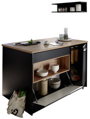 Kücheninsel mit Holzarbeitsplatte, schwarzem Korpus und offenen Regalfächern, seitliche Perspektive