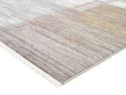 Nahaufnahme eines Designer-Teppichs mit modernen, mehrfarbigen Streifen in einer schrägen Perspektive.