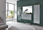 Modernes Garderoben-Set im Flur mit grauen Hochglanz-Wandmöbeln und Holzablagen, bestehend aus Spiegel, Hängekommode, Garderobenpaneel und Hochschrank; Perspektive: frontale Ansicht leicht von links.