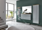 Modernes Garderoben-Set im Flur mit grauen Hochglanz-Wandmöbeln und Holzablagen, bestehend aus Spiegel, Hängekommode, Garderobenpaneel und Hochschrank; Perspektive: frontale Ansicht leicht von links.