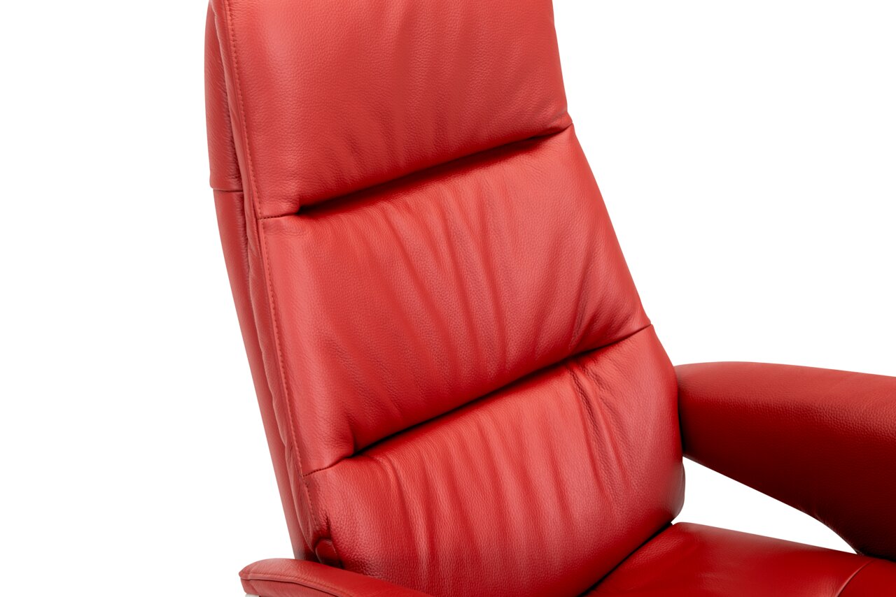 Close-up van een rode leren relaxfauteuil, gezien vanaf de zijkant