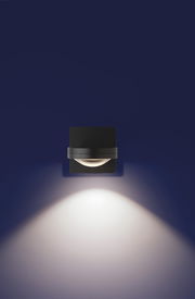 LED Wandleuchte in schwarzem Design, frontal an einer Wand montiert, mit nach unten gerichteter Lichtstrahlung.