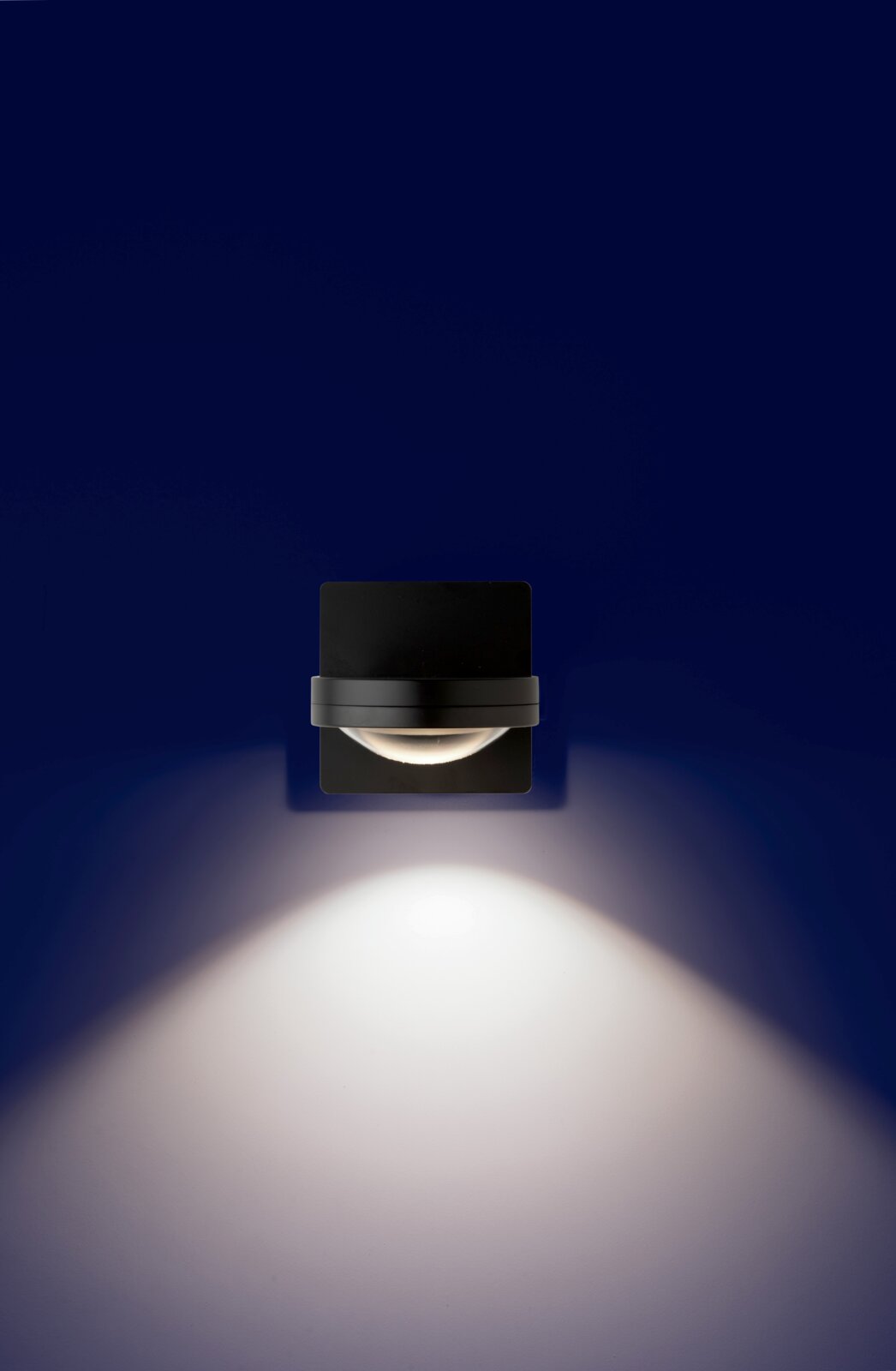 LED Wandleuchte in schwarzem Design, frontal an einer Wand montiert, mit nach unten gerichteter Lichtstrahlung.