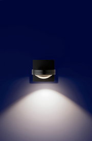 LED Wandleuchte in schwarzem Design, frontal an einer Wand montiert, mit nach unten gerichteter Lichtstrahlung.