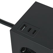 Schwarzer Steckdosenwürfel mit USB-Anschlüssen, Perspektive von oben