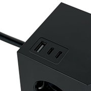 Zwarte stekkerdoos met USB-aansluitingen, gezien van bovenaf