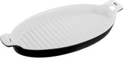 Ovale Grill- und Auflaufform aus Keramik mit geriffeltem Boden, weißer Innenfläche und schwarzer Außenseite, mit zwei Griffen, schräg von oben in Perspektive fotografiert