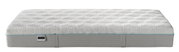 Gel-Kaltschaummatratze von Dieter Knoll in Seitenansicht mit geometrischem Muster und blauer Ziernaht.