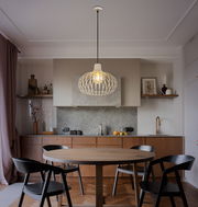Moderne Hängeleuchte in einem stilvollen Esszimmer, aus der Perspektive von unten betrachtet.
