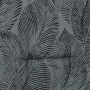 Nahaufnahme einer Sesselauflage mit grauem Blattmuster.