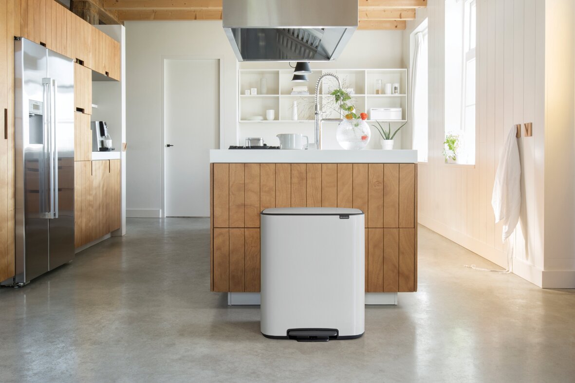 Moderner Brabantia Abfalleimer BO in einer stilvollen Küche, frontal betrachtet.