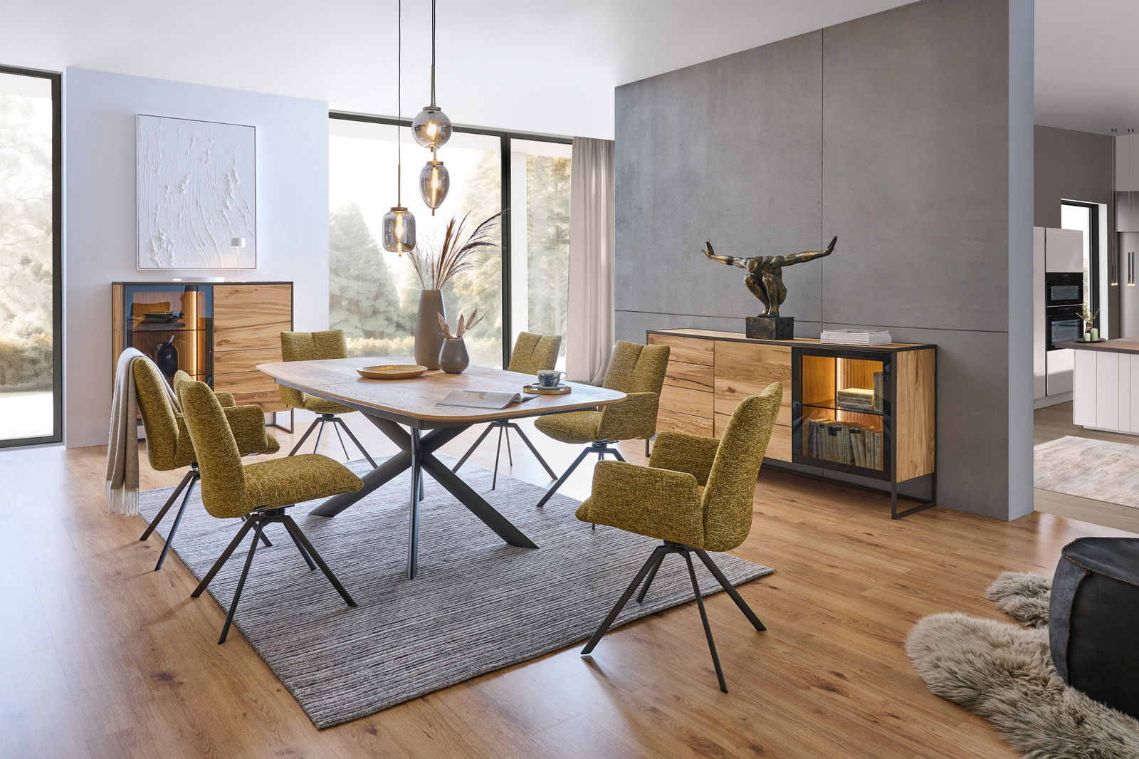 Moderner Esstisch in einem stilvollen Esszimmer mit sechs gepolsterten Stühlen, Holzfußboden und großen Fenstern. Perspektive von der Seite.