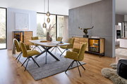 Moderner Esstisch in einem stilvollen Esszimmer mit sechs gepolsterten Stühlen, Holzfußboden und großen Fenstern. Perspektive von der Seite.