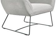 Moderner Sessel mit grauem, geripptem Stoffbezug und schlankem Metallgestell, seitliche Perspektive