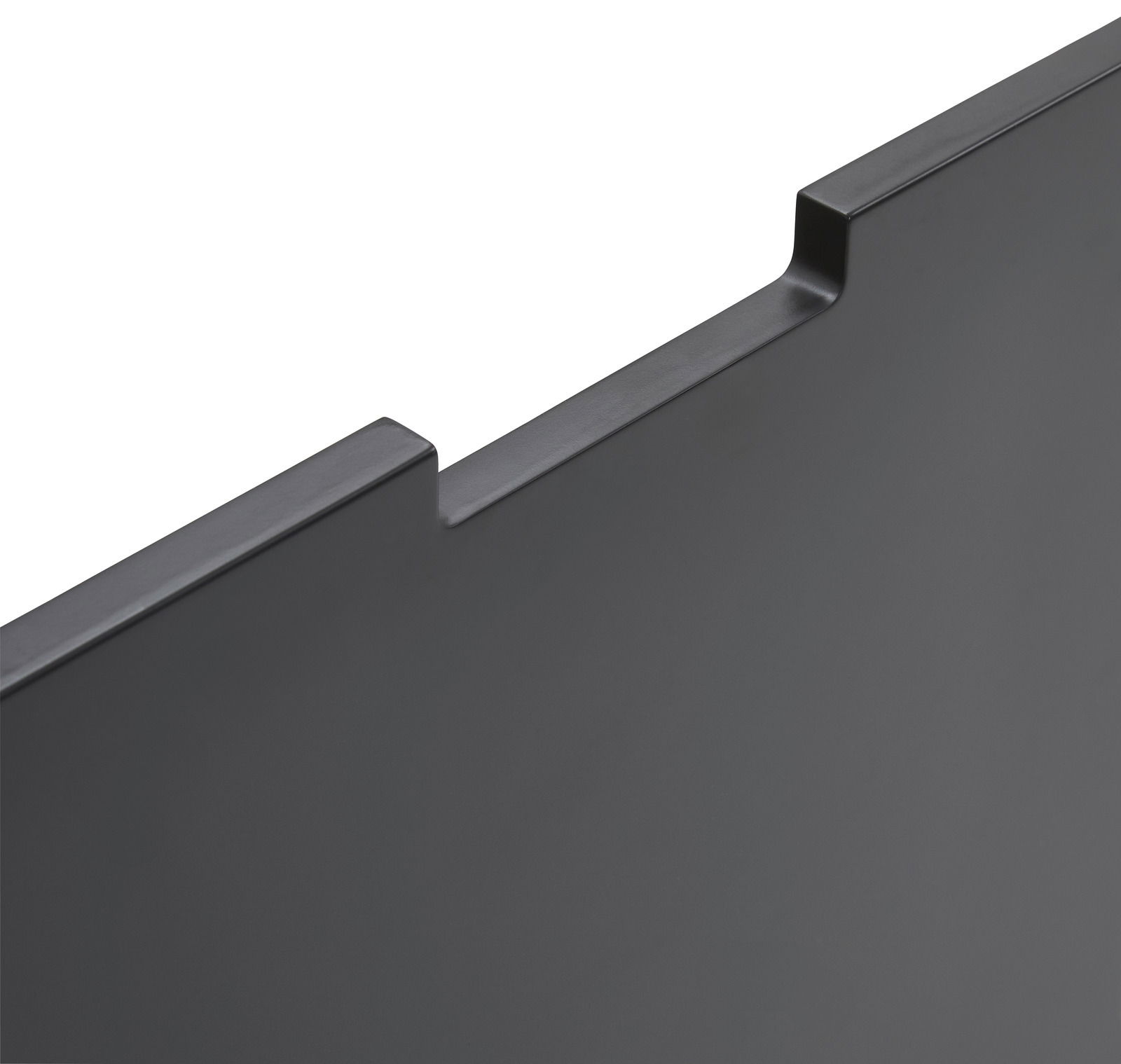 Nahaufnahme einer schwarzen TV-Lowboard-Rückwand mit Aussparungen, perspektivisch von oben fotografiert.