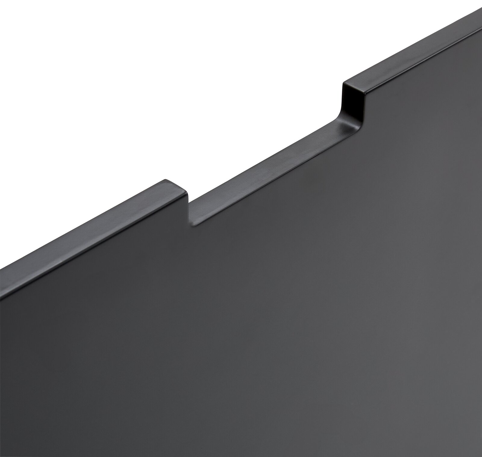 Nahaufnahme einer schwarzen TV-Lowboard-Rückwand mit Aussparungen, perspektivisch von oben fotografiert.