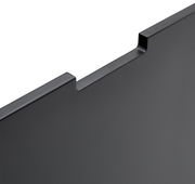 Nahaufnahme einer schwarzen TV-Lowboard-Rückwand mit Aussparungen, perspektivisch von oben fotografiert.