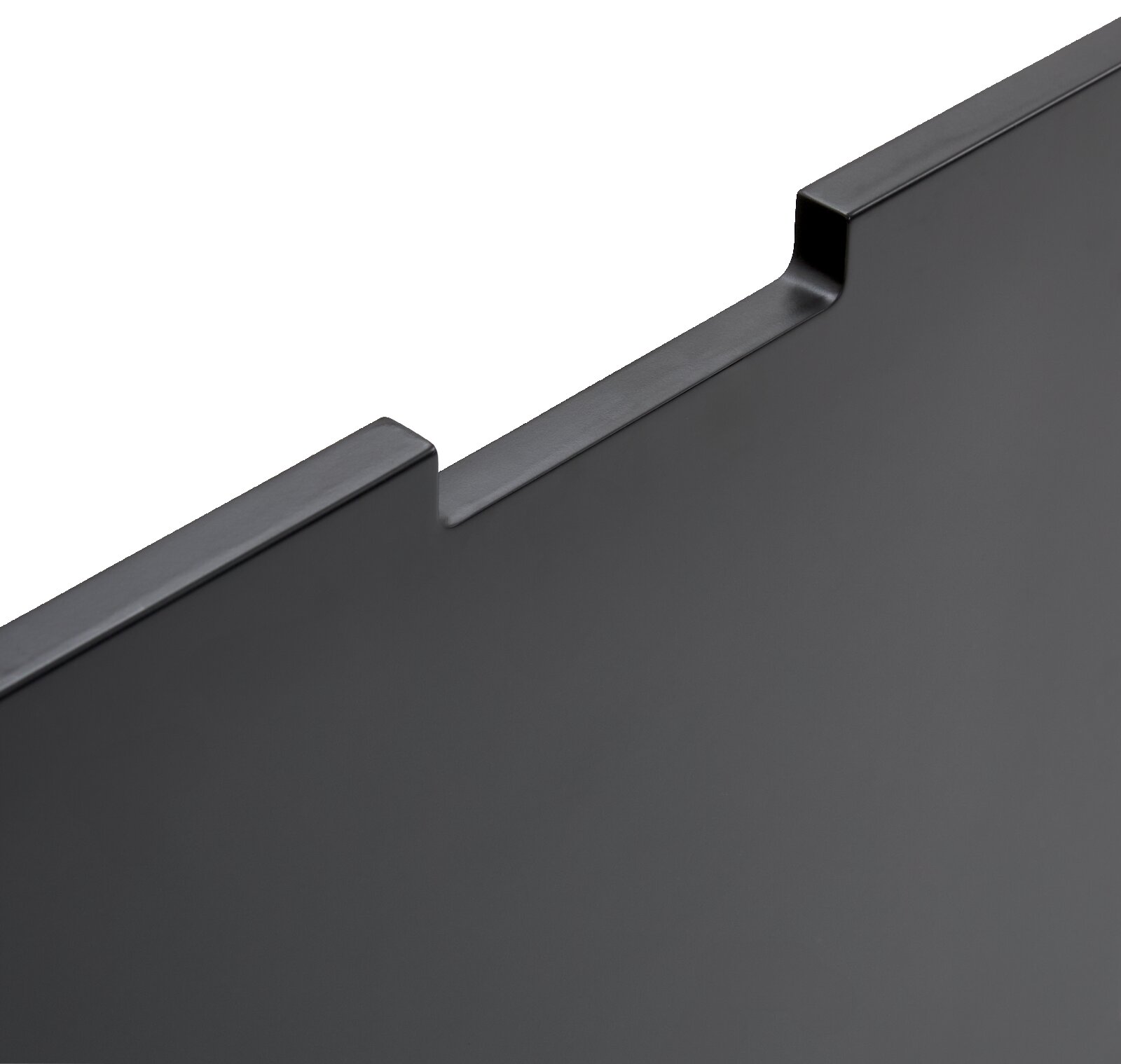 Nahaufnahme einer schwarzen TV-Lowboard-Rückwand mit Aussparungen, perspektivisch von oben fotografiert.