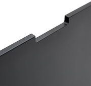 Nahaufnahme einer schwarzen TV-Lowboard-Rückwand mit Aussparungen, perspektivisch von oben fotografiert.
