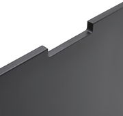 Nahaufnahme einer schwarzen TV-Lowboard-Rückwand mit Aussparungen, perspektivisch von oben fotografiert.