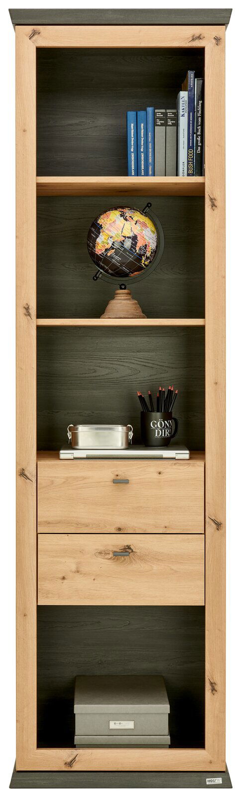 Hohes Regal aus Holz mit mehreren Fächern, darunter Bücher, ein Globus und Schubladen, aus frontaler Perspektive.