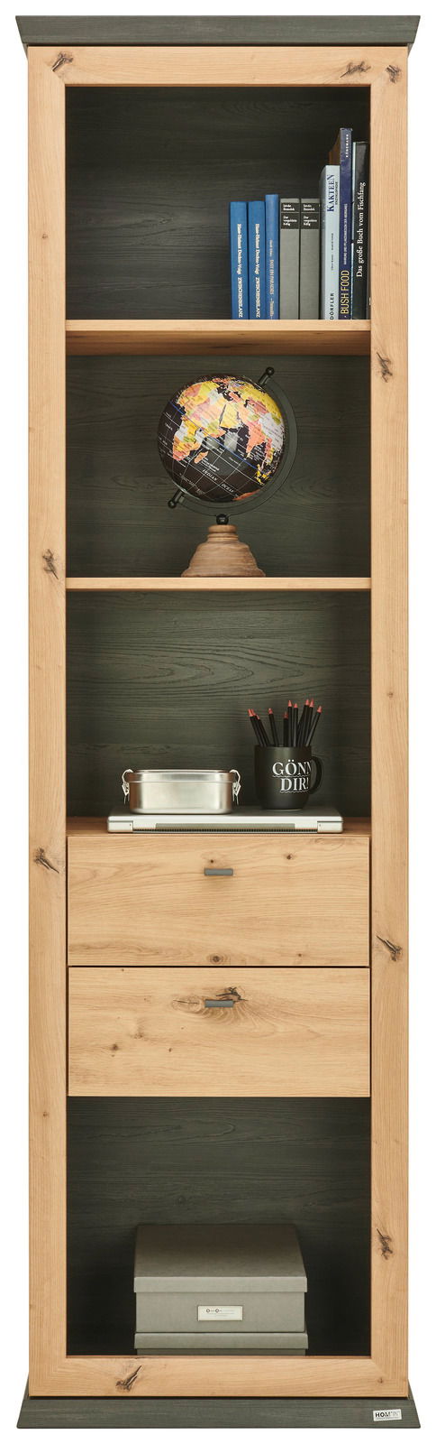 Hohes Regal aus Holz mit mehreren Fächern, darunter Bücher, ein Globus und Schubladen, aus frontaler Perspektive.