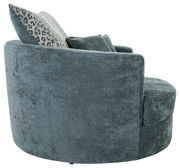 Seitliche Ansicht eines runden Sessels in grauem Stoff mit dekorativen Kissen, eines davon mit Leopardenmuster.