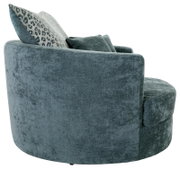 Zijaanzicht van een ronde fauteuil bekleed met grijze stof en voorzien van decoratieve kussens, waarvan één met luipaardprint.