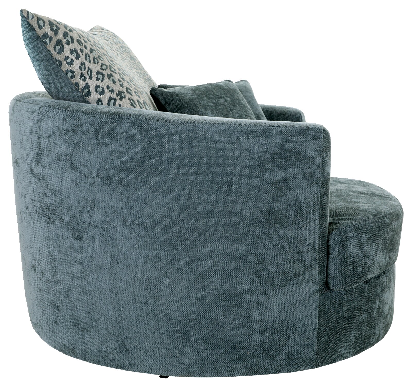 Zijaanzicht van een ronde fauteuil bekleed met grijze stof en voorzien van decoratieve kussens, waarvan één met luipaardprint.