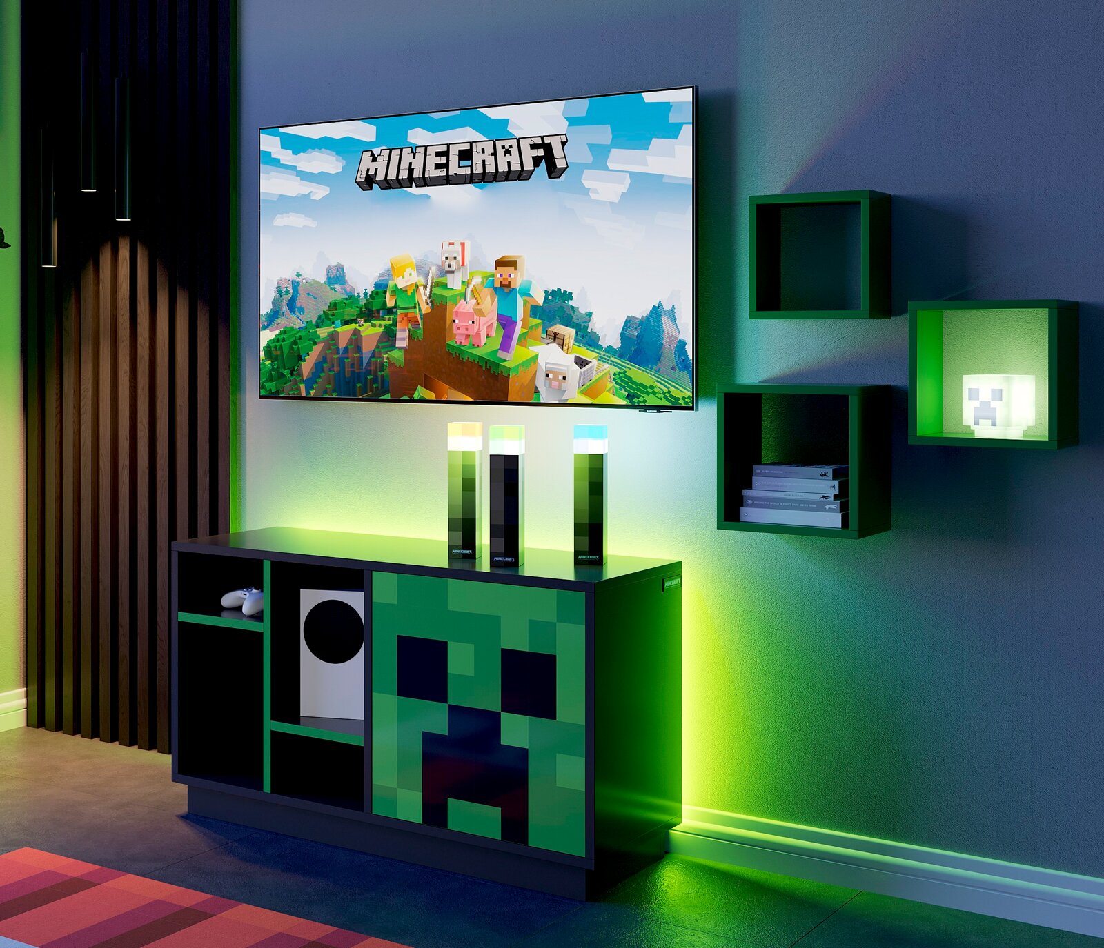 Minecraft-Gaming-Setup mit wandmontiertem TV, grün beleuchtetem Sideboard im Creeper-Design und Deko-Regalen, fotografiert in schräger Frontansicht.