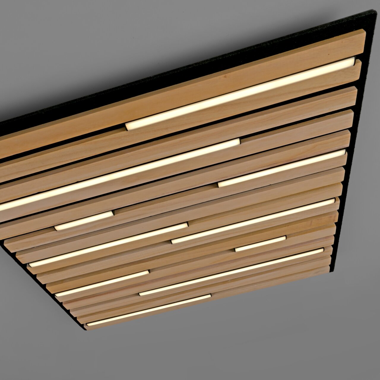 Moderne Wand- und Deckenleuchte Q-AKUS mit Holzlamellen und integrierter Beleuchtung, Perspektive von unten.