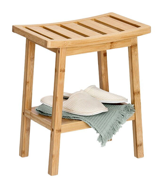 Zeller Present Hocker mit Ablage Hocker mit Ablage aus Holz, seitliche Perspektive, mit Handtuch und Hausschuhen auf der unteren Ablage.