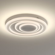 Moderne runde LED-Deckenleuchte in Weiß mit konzentrischen Leuchtringen, warmweiß leuchtend, fotografiert aus leichter Untersicht (Blick nach oben) an der Decke.