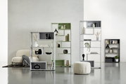 Moderne Raumteiler in verschiedenen Farben und Größen, dekoriert mit Vasen und Büchern, in einem hellen, minimalistischen Raum. Perspektive von vorne.