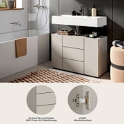 Modernes Badezimmer mit weißem Waschtisch-Unterschrank und Aufsatzwaschbecken, drei Schubladen, seitliche Ansicht schräg von vorn rechts; Detailbilder zeigen MDF-Front mit Rillenfräsung und stabile Metallscharniere.