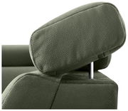 Nahaufnahme einer grünen Kopfstütze eines Sofas aus Stoff, seitliche Perspektive