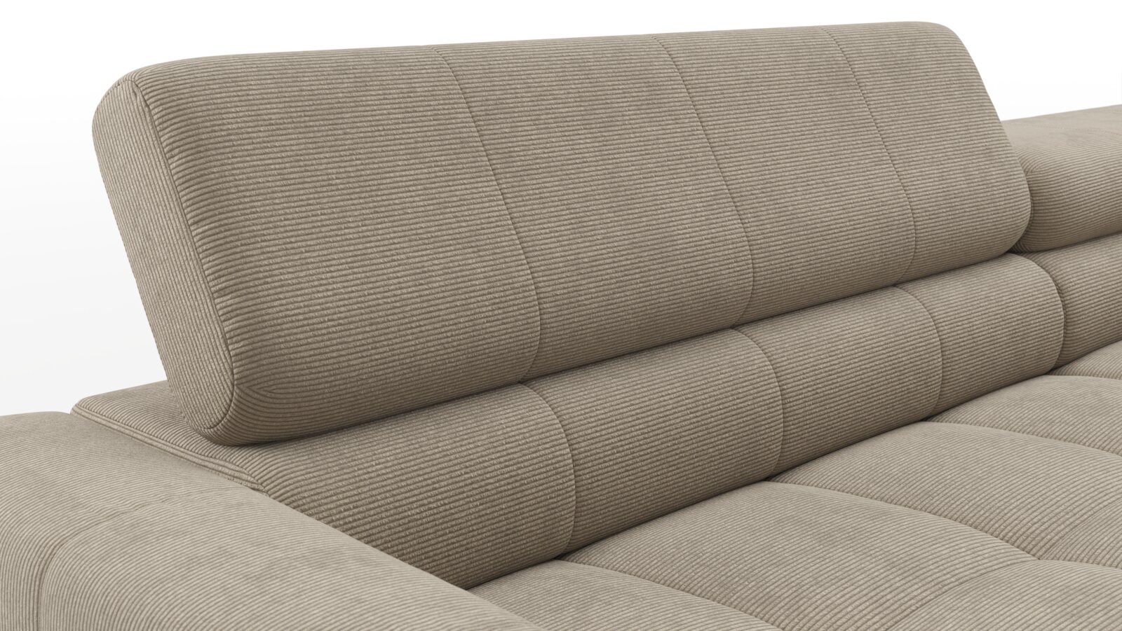 Nahaufnahme eines beigen, gerippten Cord-Sofas mit gepolsterter Rückenlehne und segmentierter Sitzfläche, Perspektive leicht schräg von vorne/seitlich.