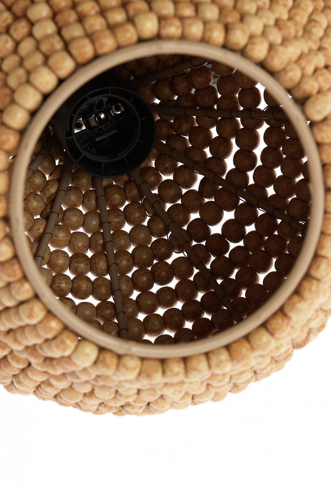 Nahaufnahme einer Hängeleuchte aus Holzperlen, von unten betrachtet.