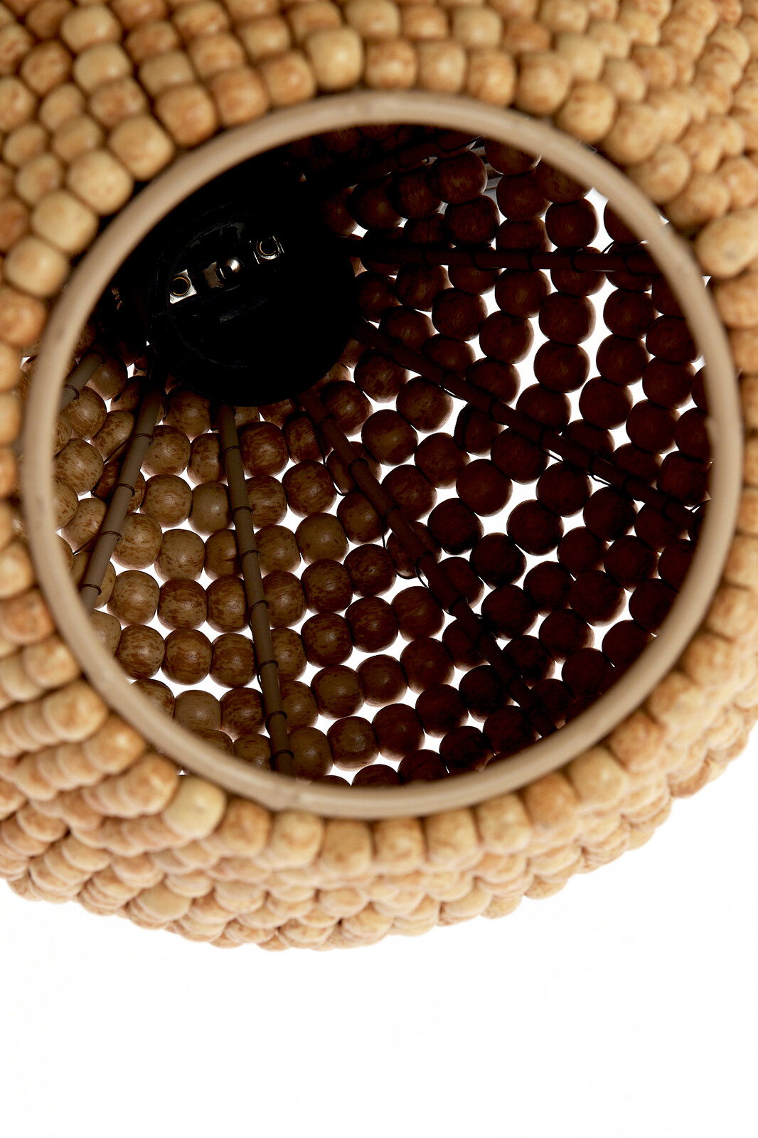 Nahaufnahme einer Hängeleuchte aus Holzperlen, von unten betrachtet.