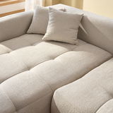 Nahaufnahme eines beigen Ecksofas mit Kissen, Perspektive von oben