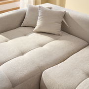 Nahaufnahme eines beigen Ecksofas mit Kissen, Perspektive von oben