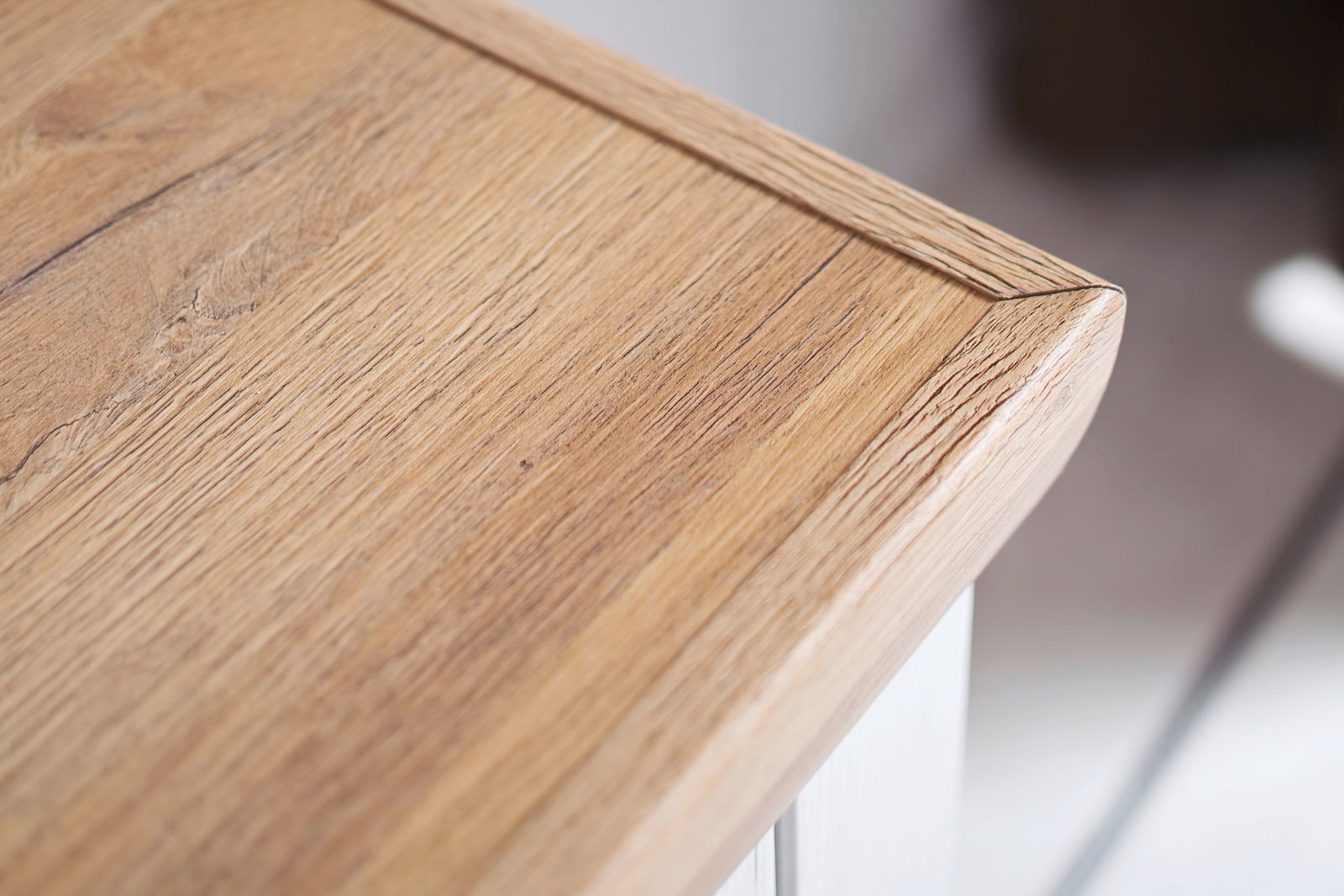 Nahaufnahme einer Holzecke mit natürlicher Maserung, perspektivisch von oben fotografiert.
